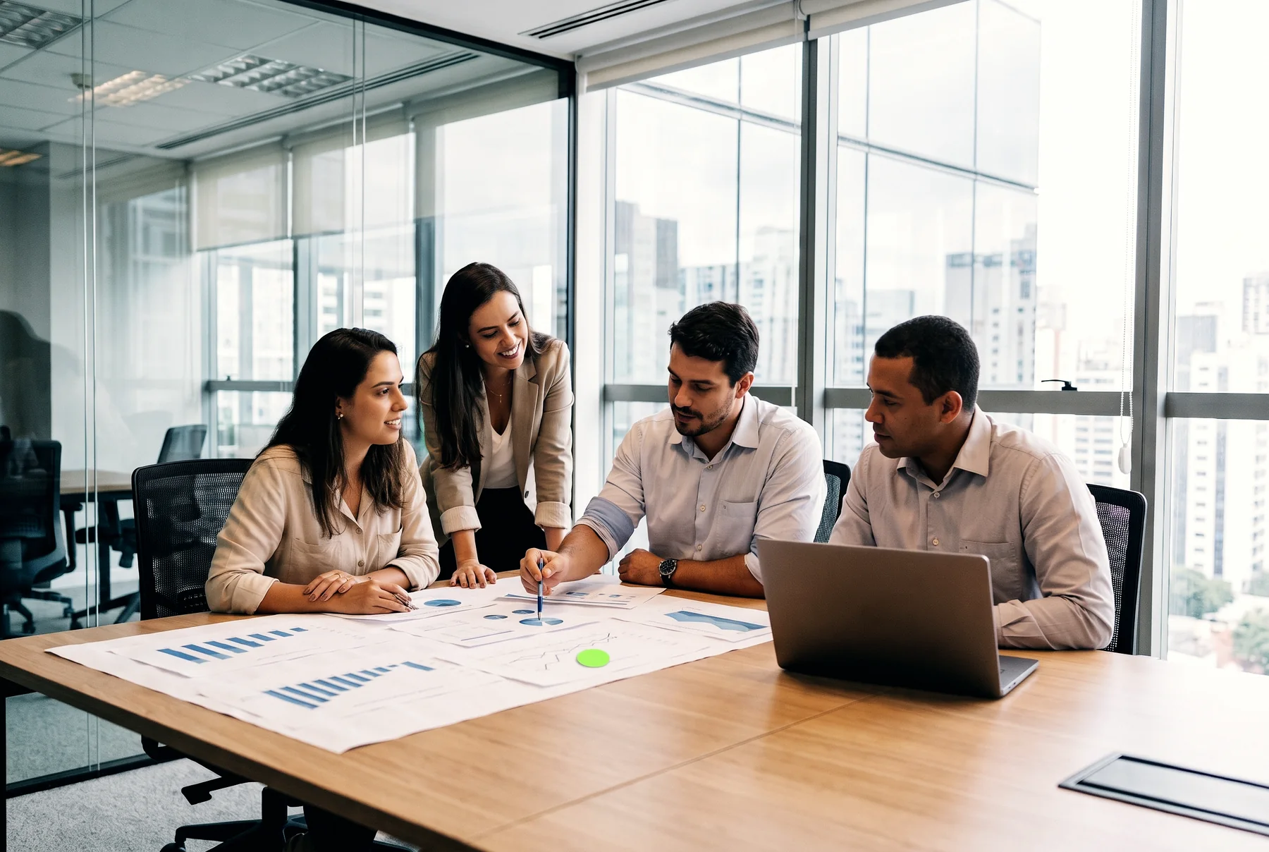 Equipe de marketing analisando relatórios impressos