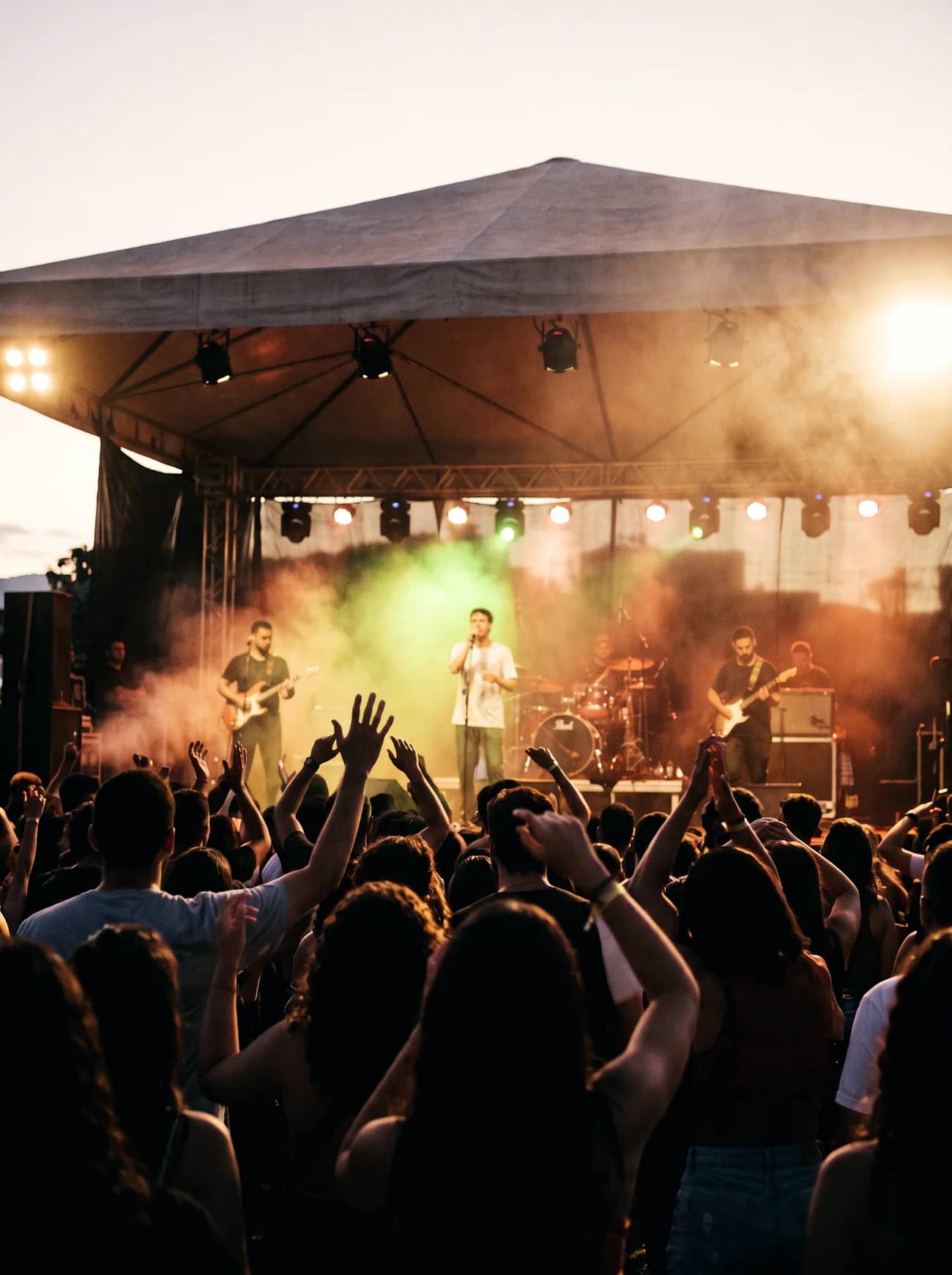 Público assistindo a show com luzes de palco