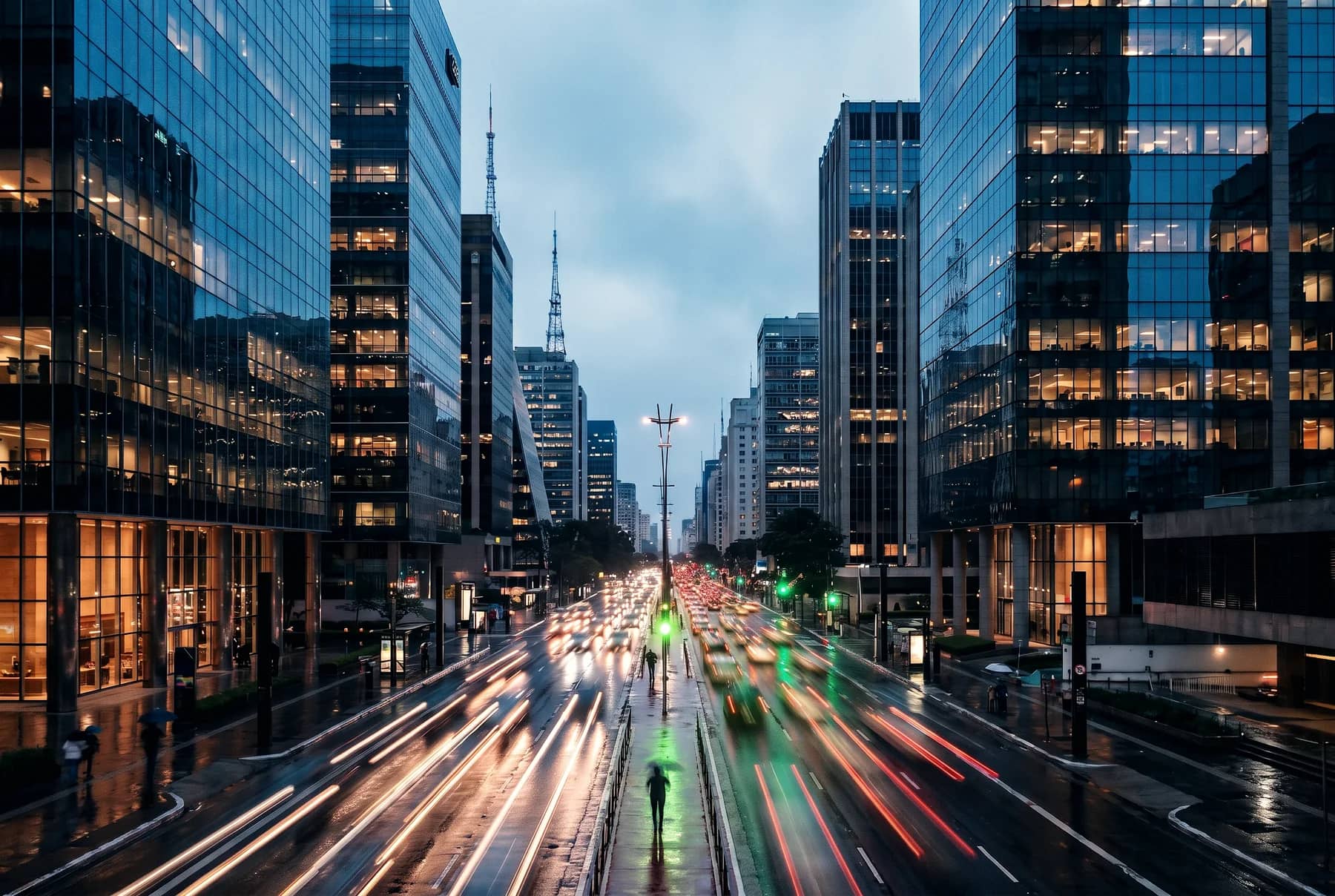 Torres corporativas da Avenida Paulista ao anoitecer